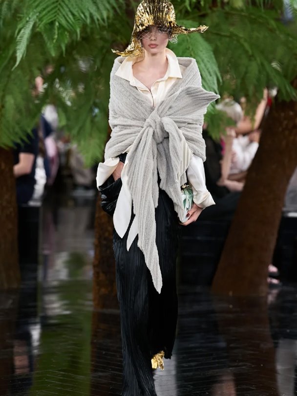 Christian Dior Haute Couture Sonbahar-Kış 2026-2027 heykelsi formlar sunuyor 
