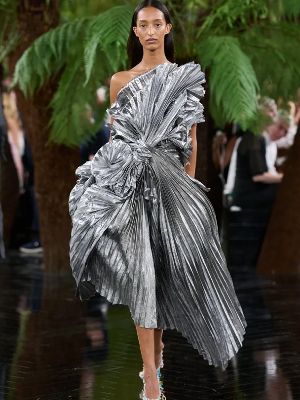 Christian Dior Haute Couture Sonbahar-Kış 2026-2027 heykelsi formlar sunuyor 