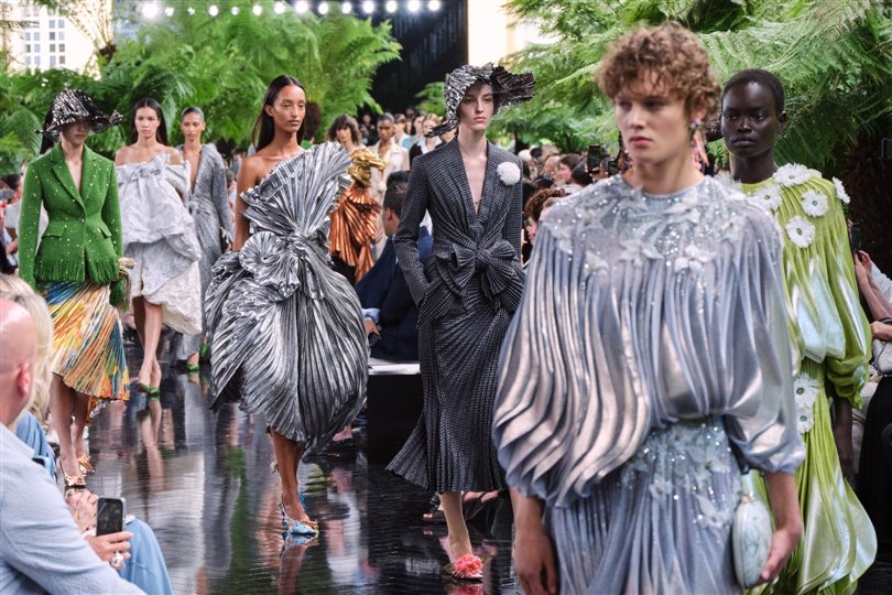 Christian Dior Haute Couture Sonbahar-Kış 2026-2027 heykelsi formlar sunuyor 