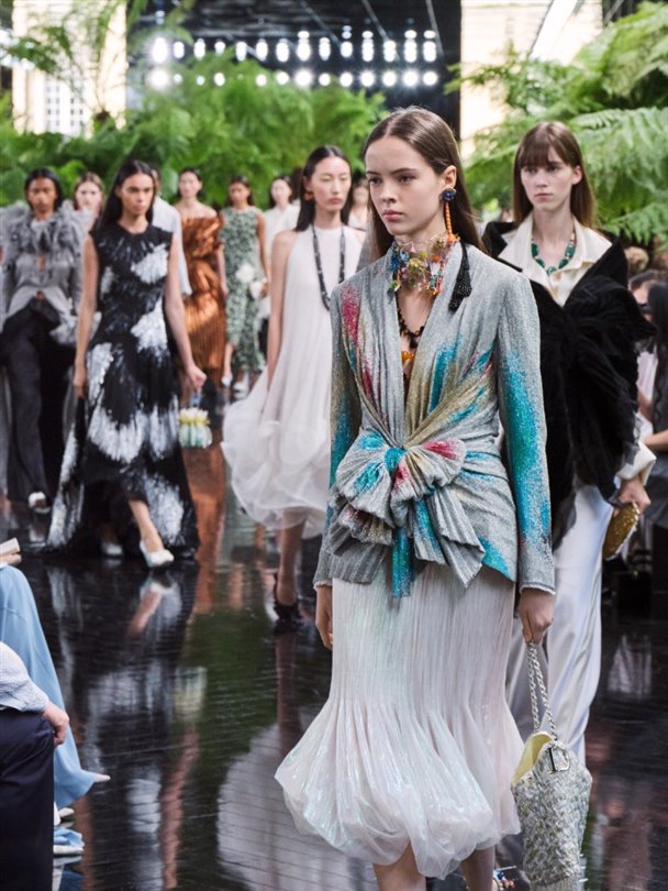 Christian Dior Haute Couture Sonbahar-Kış 2026-2027 heykelsi formlar sunuyor 