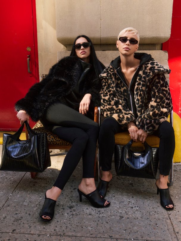 DKNY, 2026 Sonbahar kampanyasında Iris Law ve Amelia Gray'i buluşturuyor