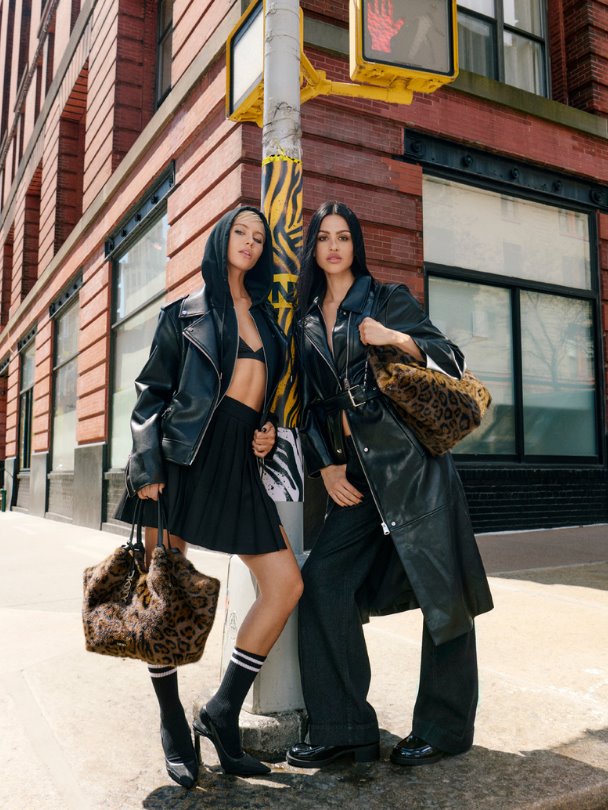 DKNY, 2026 Sonbahar kampanyasında Iris Law ve Amelia Gray'i buluşturuyor