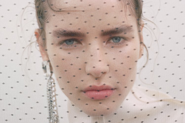H&M Studio A/W26 koleksiyonu güçlü omuzlar ve belirgin bel hattıyla öne çıkıyor